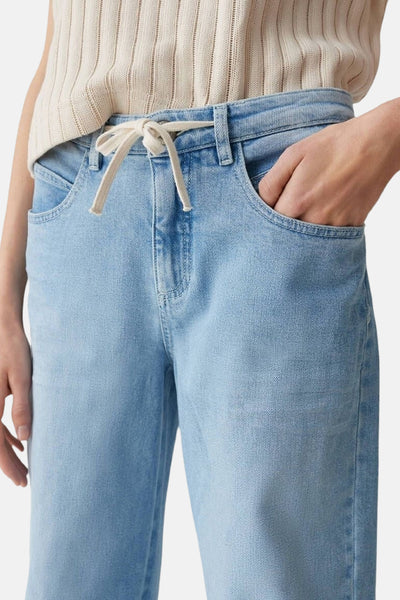 Jean large en denim bleu clair par OPUS, avec cordon de serrage décoratif à la taille.
