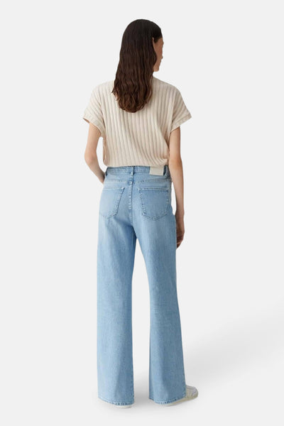 Jean large en denim bleu clair de OPUS, avec une texture douce et des poches arrière.