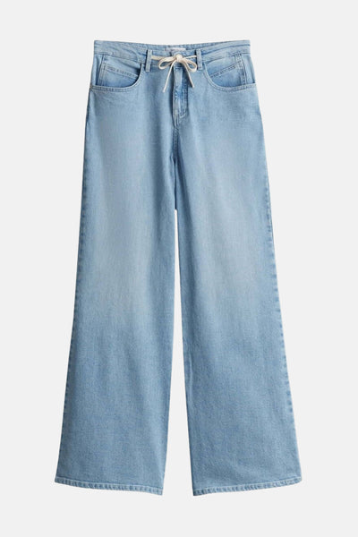 Jean large en denim bleu clair d'OPUS, avec une ceinture à cordon et des poches avant.