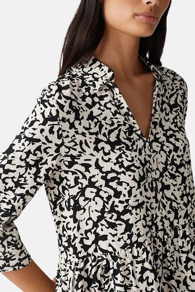 Zwarte jurk met lange mouwen van OPUS, met abstract, monochroom patroon en reverskraag.