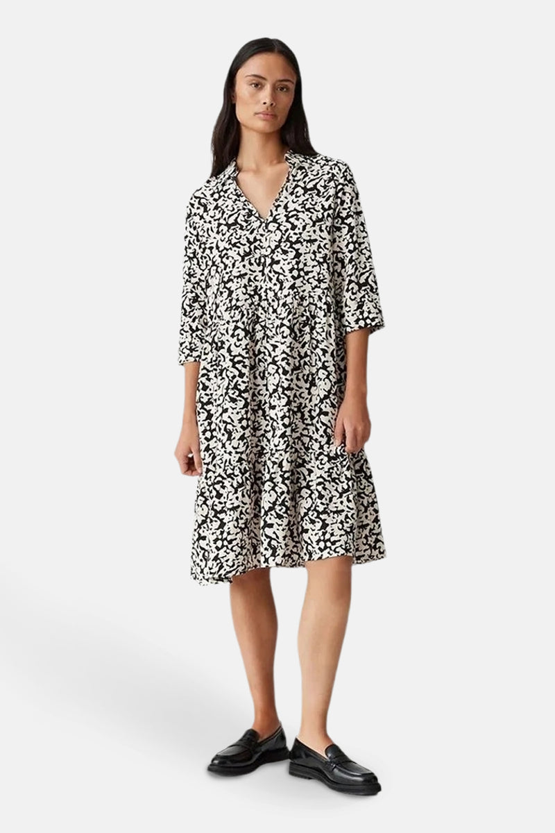Zwarte jurk met lange mouwen, van OPUS, met zwart-wit dessin.