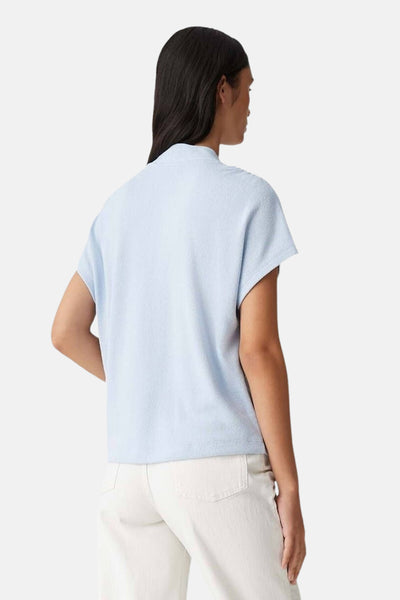 Blauwe blouse met korte mouwen van OPUS, achterzijde met een getextureerde stof en een opstaande kraag.
