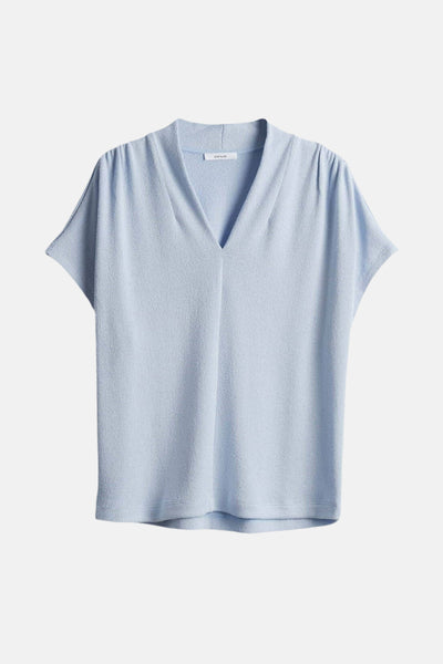 Blouse bleue à manches courtes de OPUS, avec un col en V texturé.