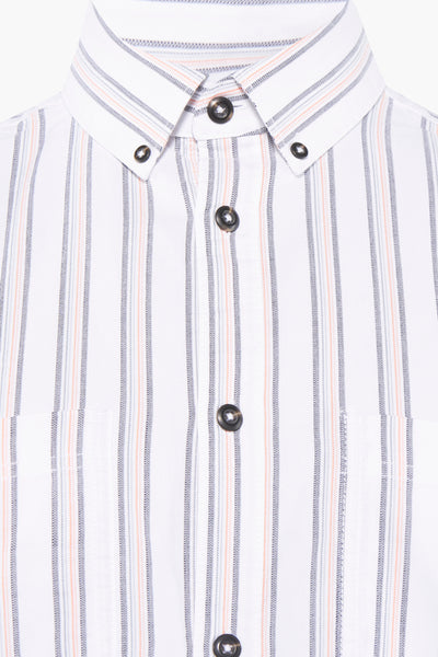 Chemise à manches longues blanche par Tom Tailor, rayures verticales grises, orange et bleu marine, patte de boutonnage foncée.