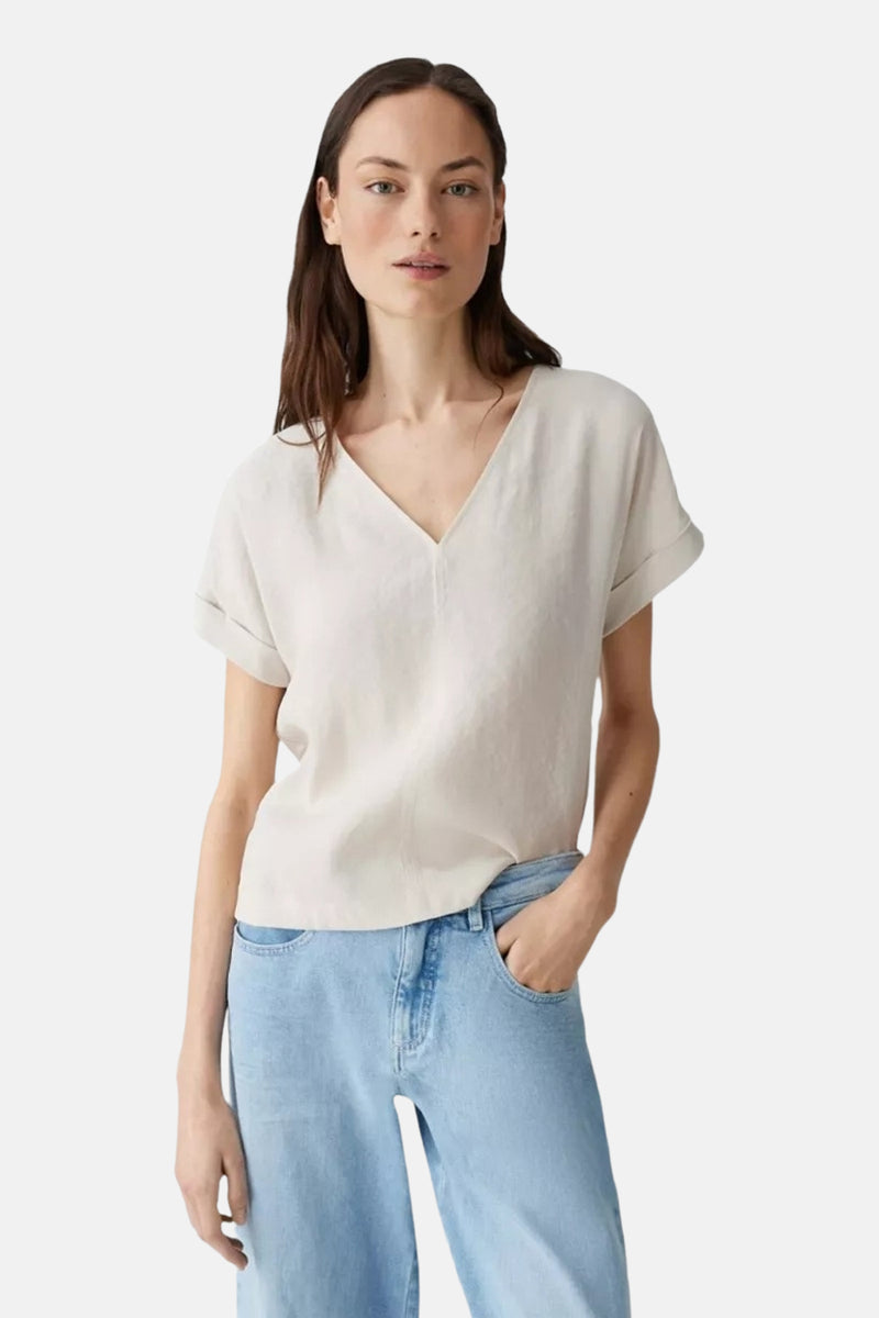 Ecru blouse met korte mouwen van OPUS, met V-hals en omslagmouwen.