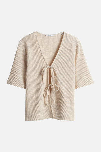 Beige wikkelblouse van OPUS, in geribbelde stof met een diepe V-hals.