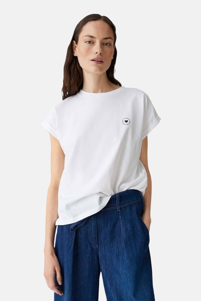 Wit T-shirt met korte mouwen van OPUS met hartmotief en opschrift.