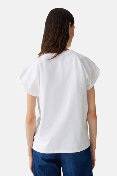 T-shirt blanc à manches courtes par OPUS, vue de dos, porté avec un pantalon bleu marine.