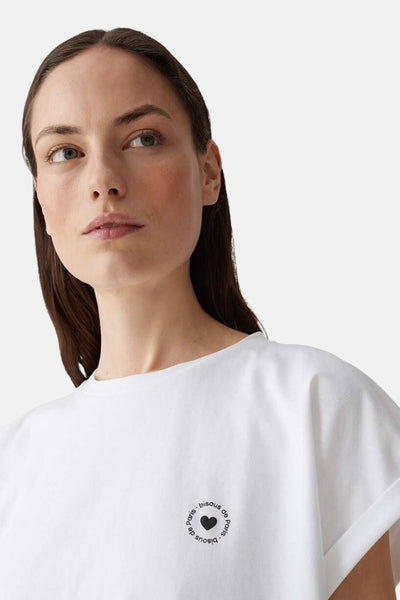 T-shirt blanc à manches courtes de OPUS avec un motif cœur et lettrage.