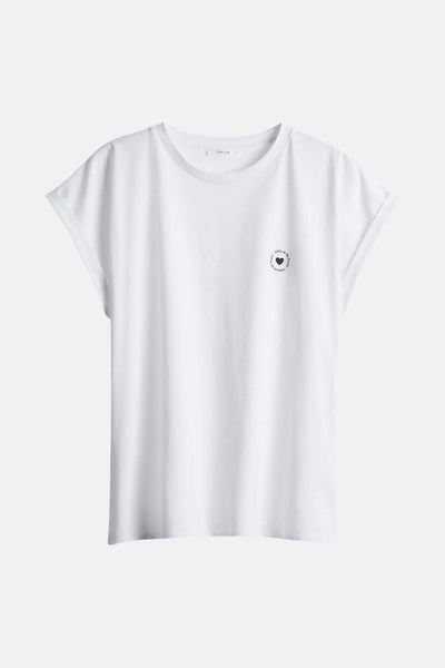 T-shirt blanc à manches courtes de OPUS avec petit motif de cœur sur le devant.
