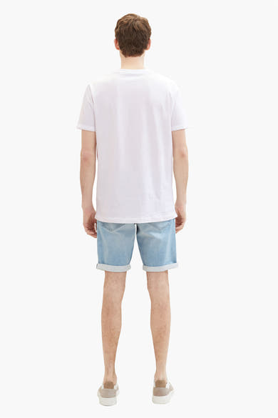 Korte lichtblauwe spijkerbroek van Tom Tailor, met opgerolde zomen en gedragen met een wit T-shirt en beige schoenen.