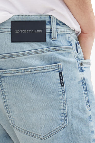Korte spijkerbroek in lichtblauw van Tom Tailor, met een achterzak en verticaal logo detail.