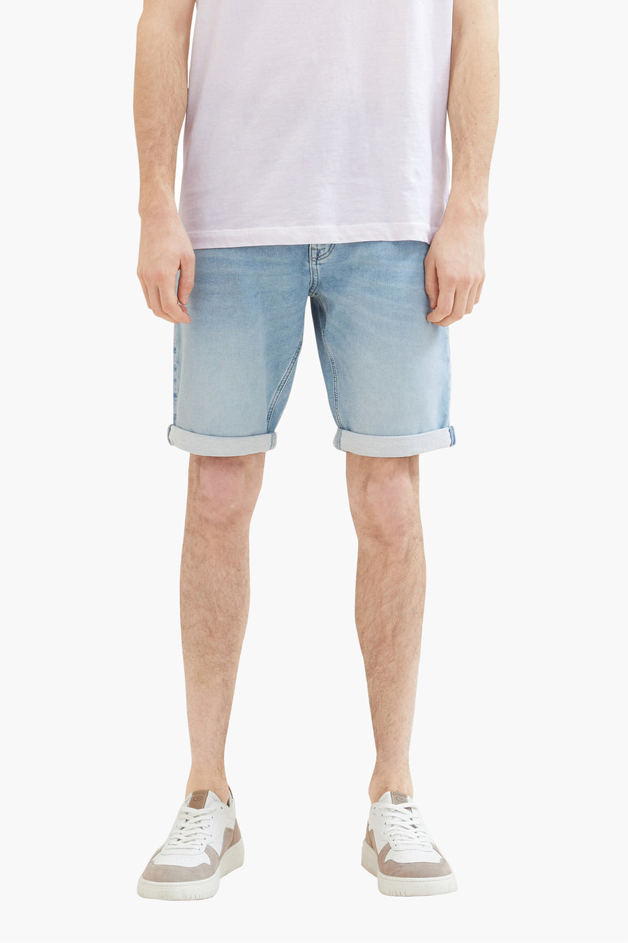 Korte lichtblauwe spijkerbroek van Tom Tailor, met opgerolde zomen en gedragen met een effen wit T-shirt en sneakers.