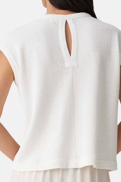 Pull blanc d'Opus avec une ouverture en goutte d'eau à l'arrière.