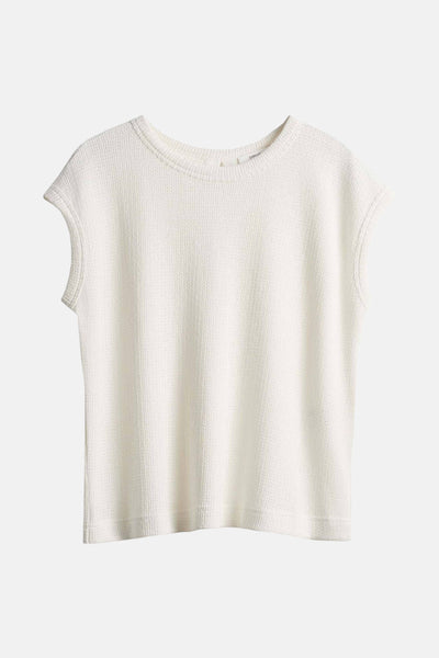 Pull blanc en maille gaufrée par OPUS, sans manches et coupe décontractée.