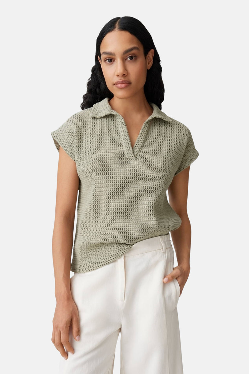 Groen OPUS poloshirt met korte mouwen en ajourbreisel, achterzijde, gedragen met een witte broek.