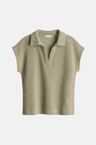 Polo en maille vert sauge de OPUS, avec col, encolure en V et texture ajourée.