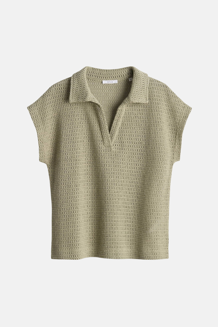 Polo en maille vert sauge de OPUS, avec col, encolure en V et texture ajourée.