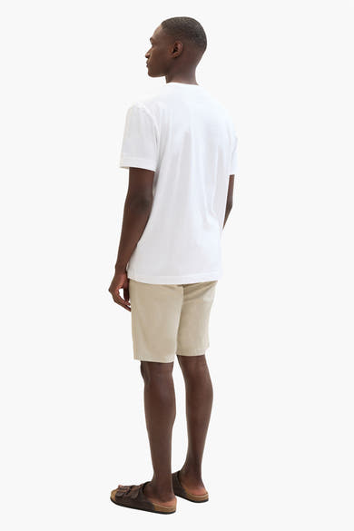 Korte beige short van Tom Tailor, gedragen met een wit T-shirt en bruine leren sandalen.
