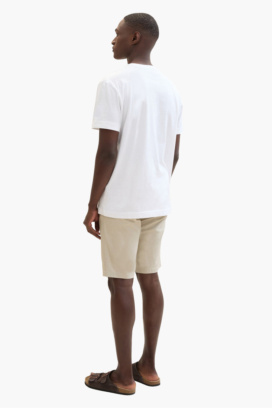 Korte beige short van Tom Tailor, gedragen met een wit T-shirt en bruine leren sandalen.