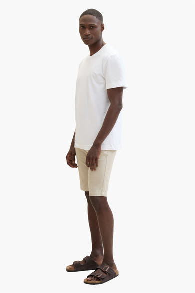 Korte beige short van Tom Tailor, gedragen met een wit T-shirt en bruine leren sandalen.