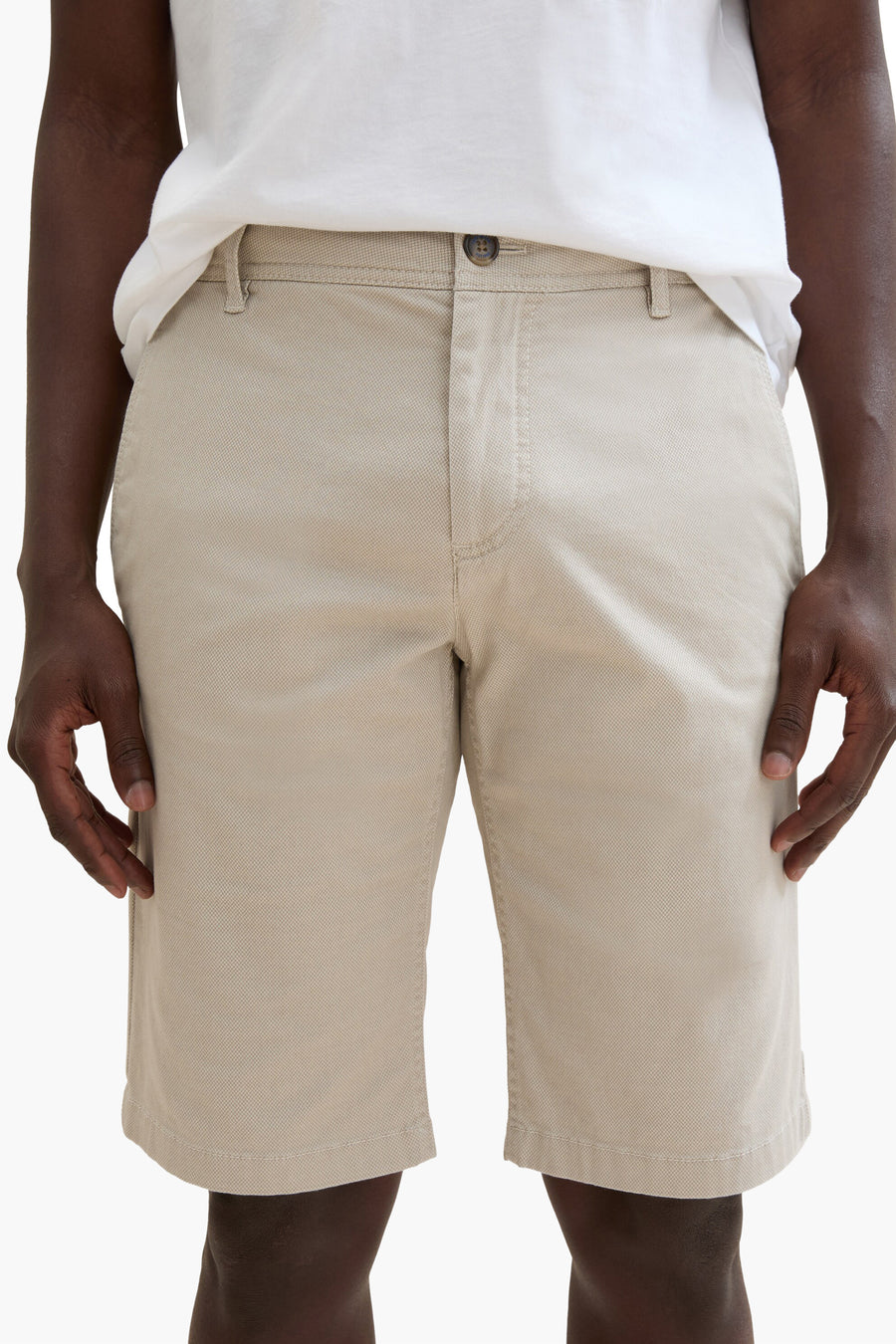 Korte beige short van Tom Tailor, met ritssluiting en knoop, gedragen met een wit T-shirt.