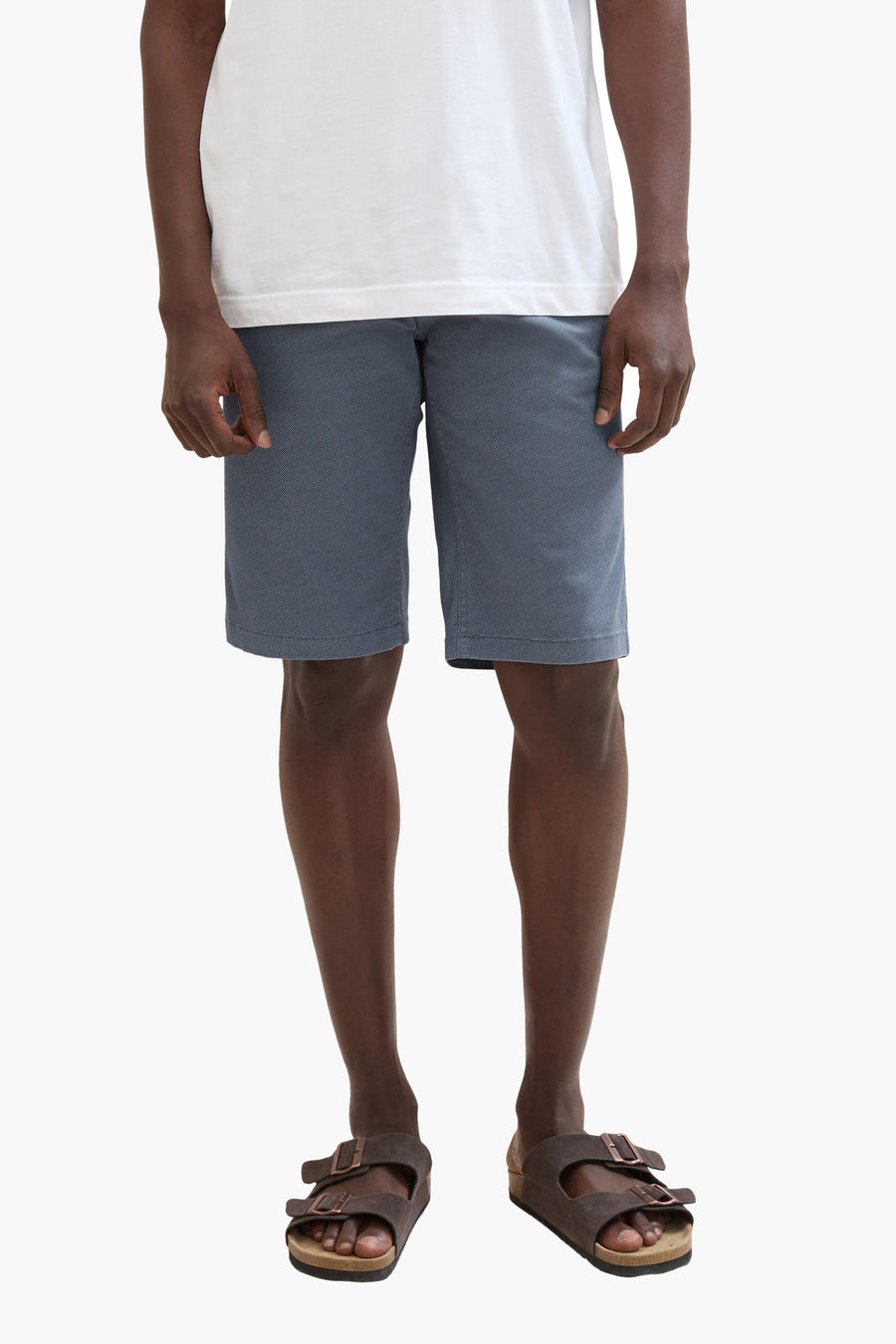 Korte blauwe van Tom Tailor, gedragen met een wit T-shirt en bruine sandalen.