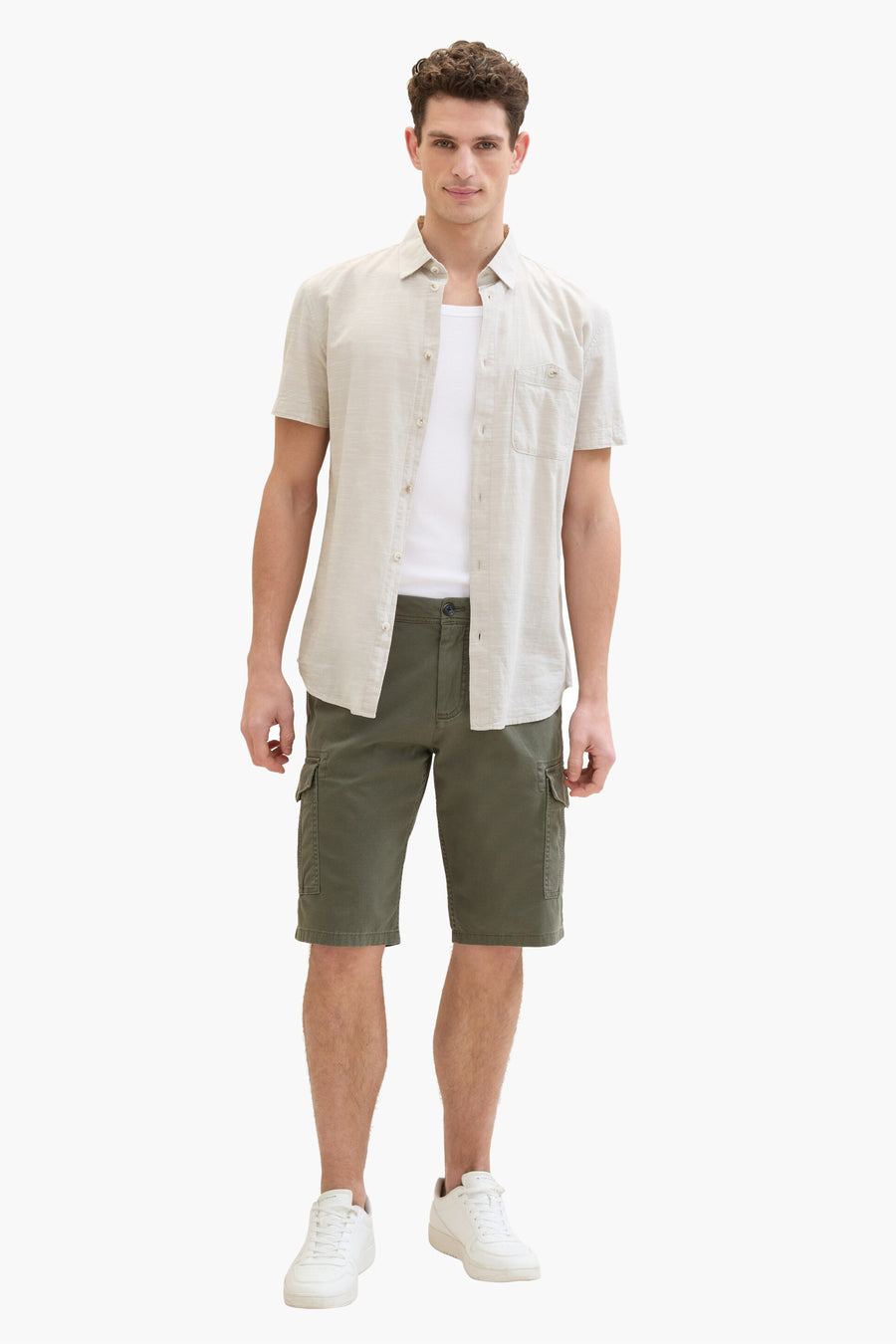 Tom Tailor bermudashorts, gedragen met een lichtbeige overhemd en witte sneakers.