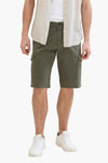 Tom Tailor bermudashorts, gedragen met een open beige overhemd en witte sneakers.