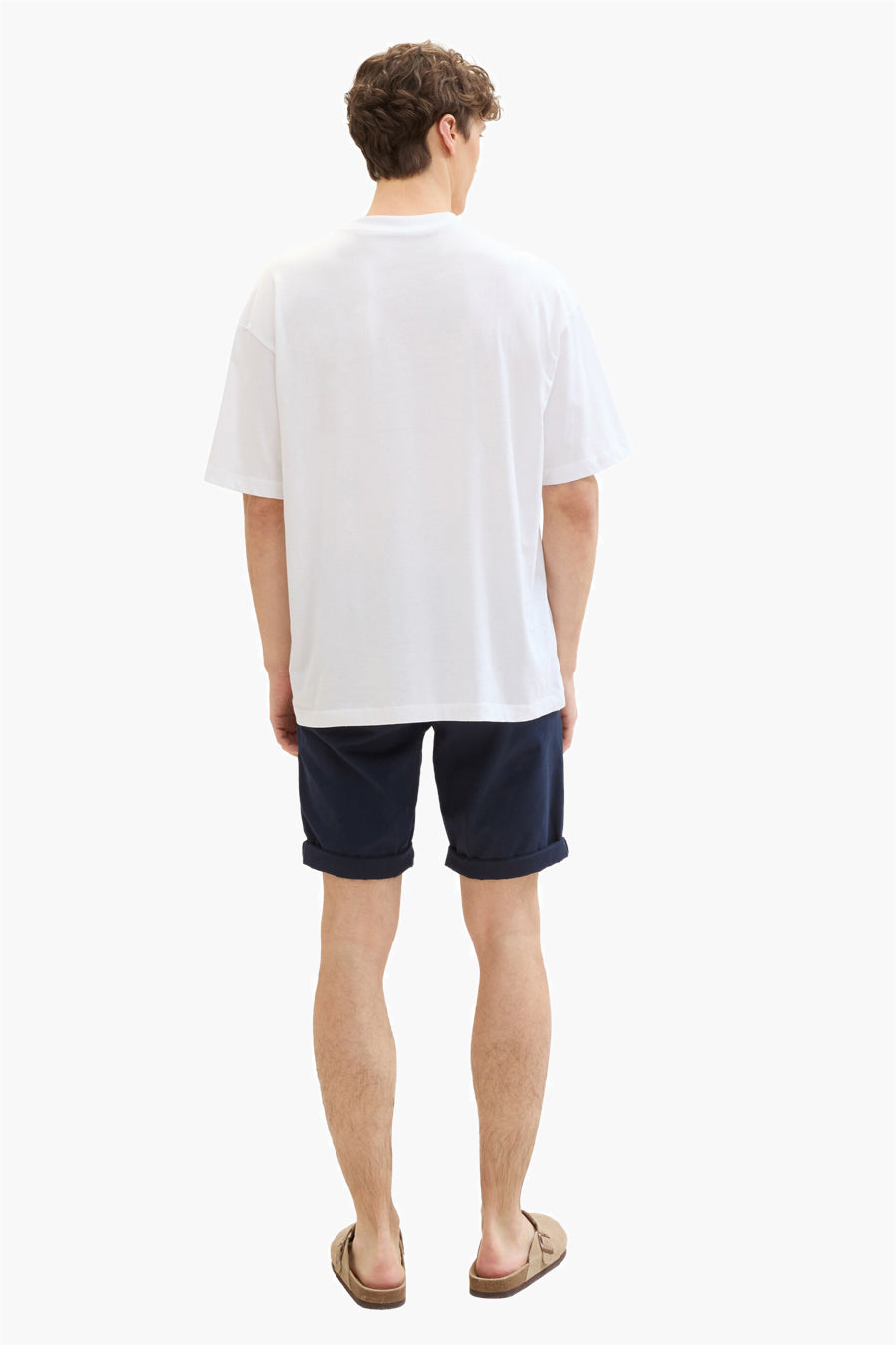 Korte blauwe jeans van Tom Tailor, gedragen met een wit T-shirt en camelkleurige sandalen, achtergezicht.