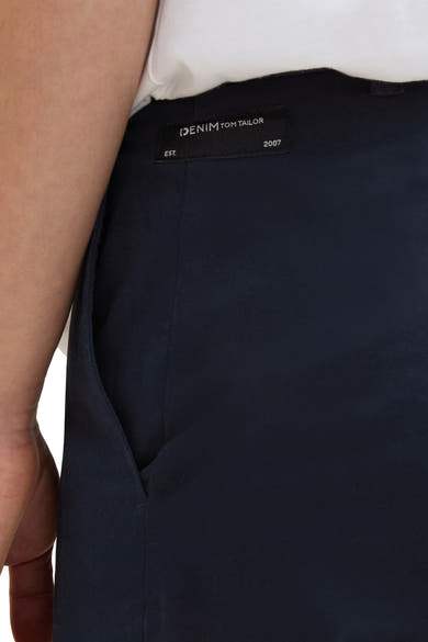 Korte blauwe van Tom Tailor, met een zichtbaar zwart label en een zijzak.