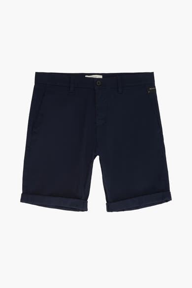 Marineblauwe korte broek van Tom Tailor met omgeslagen zomen en zwart label bij de zak.
