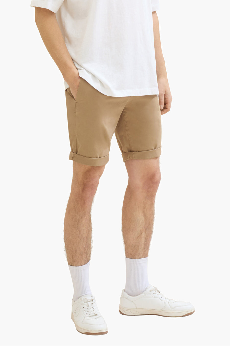 Short beige de Tom Tailor, porté avec un t-shirt blanc, des chaussettes et des baskets assorties, modèle cropped.
