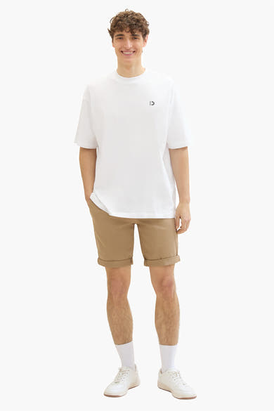 Short beige de Tom Tailor, porté avec un t-shirt blanc, des chaussettes et des baskets blanches.