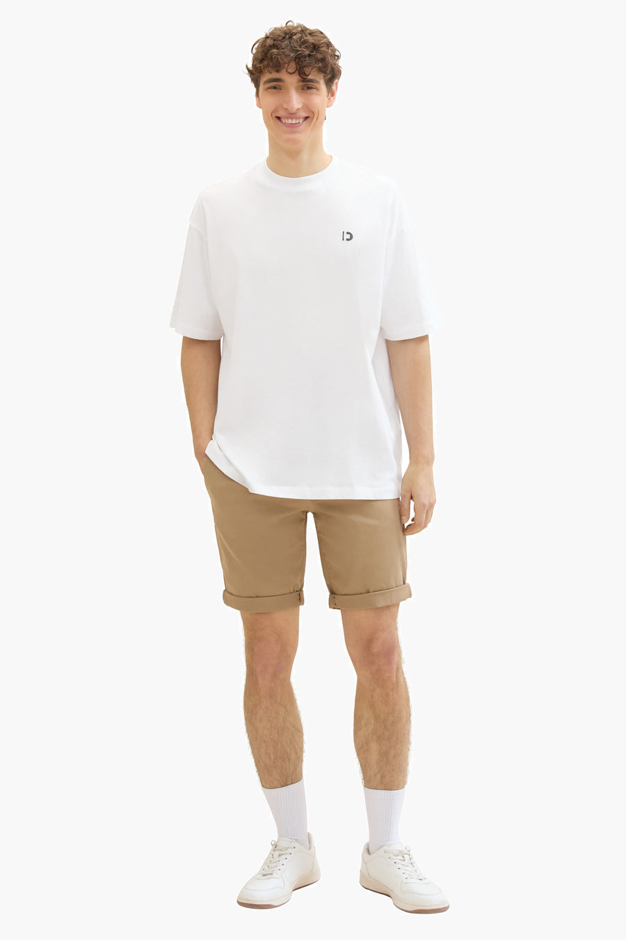 Short beige de Tom Tailor, porté avec un t-shirt blanc, des chaussettes et des baskets blanches.