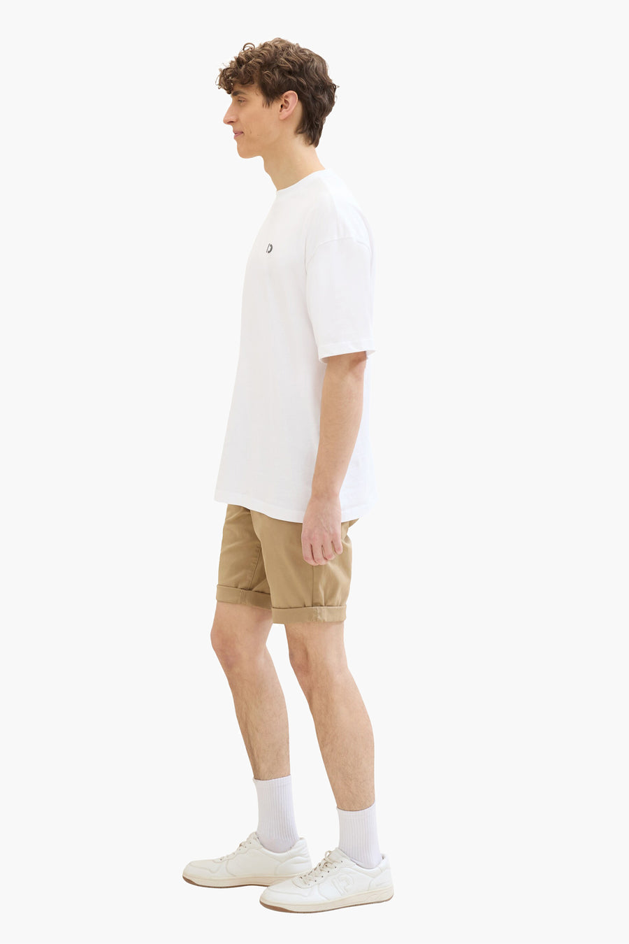 Short beige de Tom Tailor, avec revers, porté avec un t-shirt blanc et des baskets blanches.