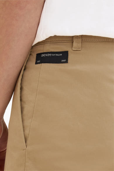 Short beige de Tom Tailor, avec étiquette de la marque visible et poche latérale.