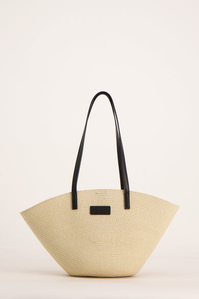 Beige schoudertas van OPUS met zwarte hengsels en gevlochten textuur.