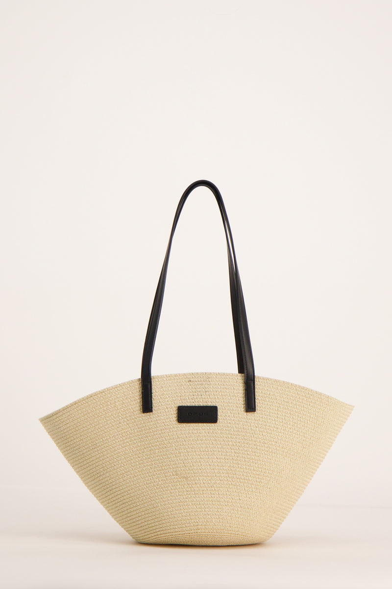 Beige schoudertas van OPUS met zwarte hengsels en gevlochten textuur.