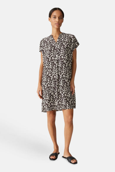 Bruine jurk met korte mouwen van OPUS met een all-over abstract patroon.