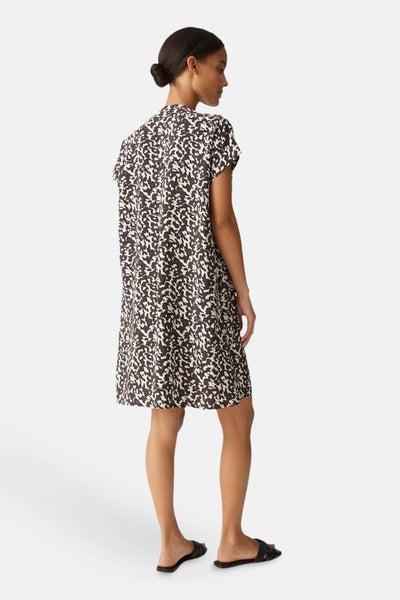 Robe à manches courtes marron par OPUS, avec motif abstrait sur toute la surface.