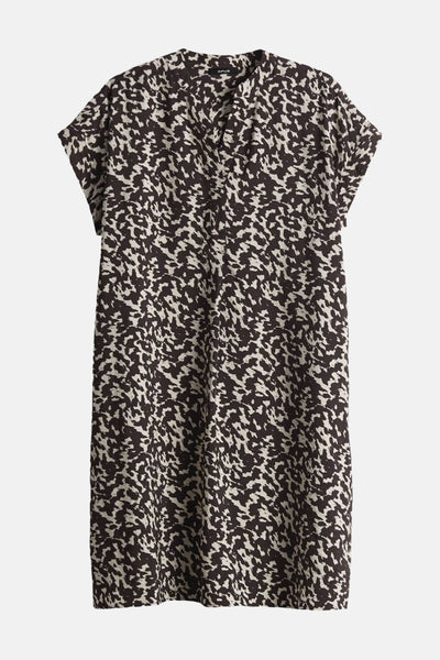 Robe à manches courtes marron d'OPUS avec un motif abstrait all over.