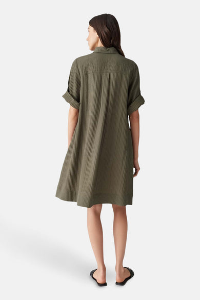 Robe kaki à manches courtes par OPUS, texture gaufrée avec ourlets à revers et coupe trapèze.