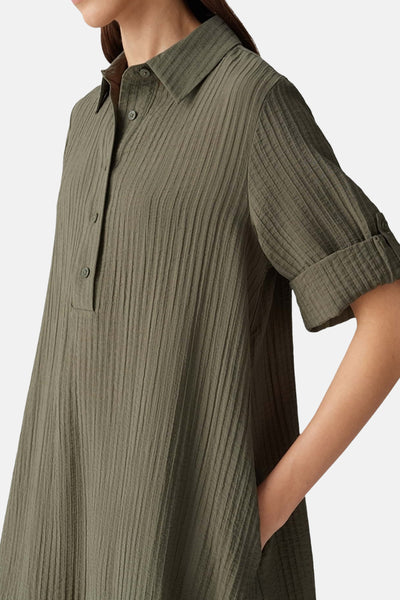 Robe kaki à manches courtes par OPUS, avec une texture plissée et des boutons visibles.