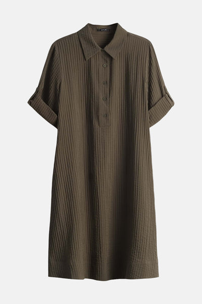 Robe kaki à manches courtes de OPUS, texture côtelée et patte de boutonnage partielle.