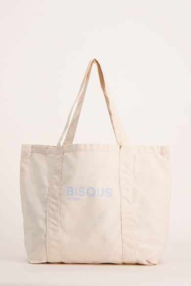 Beige schoudertas van OPUS, met een buitenzak en ton-sur-ton handvatten.