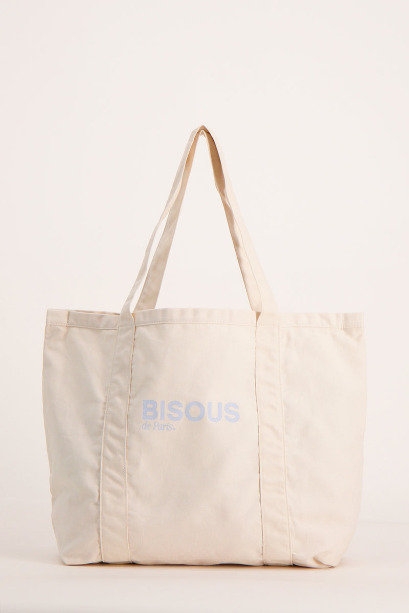 Beige schoudertas van OPUS, met een buitenzak en ton-sur-ton handvatten.