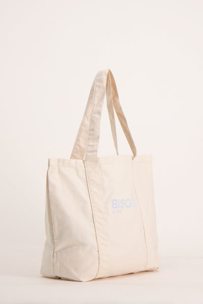 Sac à bandoulière beige de OPUS avec des coutures renforcées et des anses de même couleur.
