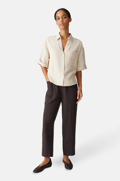 Chemise beige à manches courtes par OPUS, avec poche poitrine et texture gaufrée.