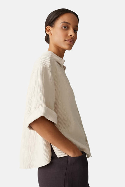 Beige korte mouwen blouse van OPUS, met wafelstructuur en opgerolde mouwen.